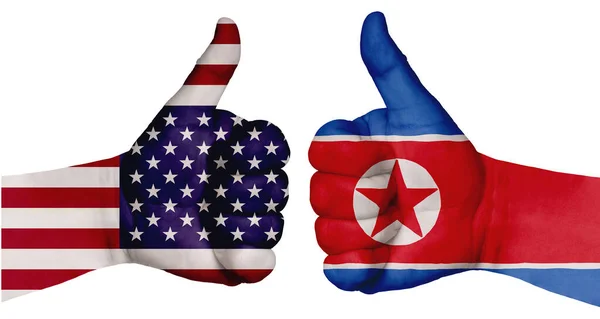 Koncept Posilování Vztahů Mezi Národy Dvě Ruce Jsou Pomalovány Vlajkami — Stock fotografie