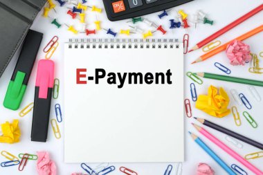 İş konsepti. Masanın üzerinde bir hesap makinesi, günlük, işaretleyiciler, kalemler ve üzerinde 