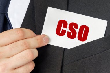 İş konsepti. İş adamının elinde metnin olduğu bir kart var.