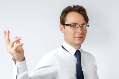 Yan tarafa el hareketi yapan bir iş adamının portresi. Beyaz arka plan. İş ve finans kavramı