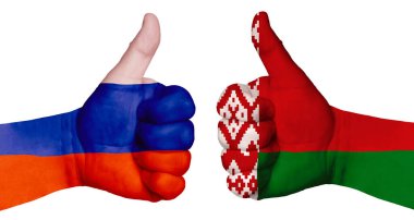 Ulusların ilişkilerini güçlendirme kavramı. İki el farklı ülkelerin bayraklarıyla boyanır ve başparmak kaldırılır. Rusya ve Belarus