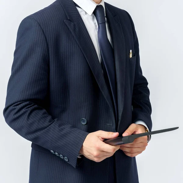 Retrato Hombre Negocios Con Traje Azul Sosteniendo Una Tableta Electrónica — Foto de Stock