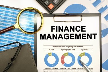 Finans ve iş konsepti. İş adamının masasında raporlar, bir defter, bir büyüteç ve üzerinde 