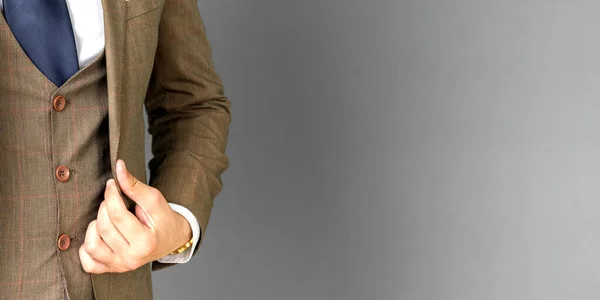 Retrato Hombre Negocios Con Traje Sosteniendo Mano Sobre Borde Chaqueta — Foto de Stock