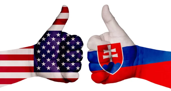 国家の関係を強化するという概念 両手には各国の国旗が描かれ 親指が立てられている スロバキアとアメリカ — ストック写真