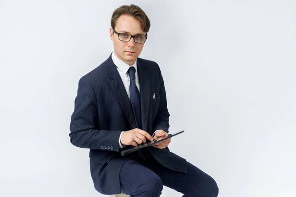 Retrato Hombre Negocios Con Traje Azul Que Sienta Trabaja Con — Foto de Stock