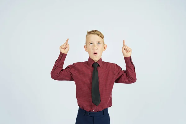 Een Portret Van Een Schooljongen Met Duimen Omhoog Onderwijsconcept — Stockfoto