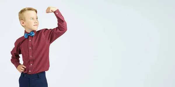 Een Portret Van Een Schooljongen Die Zijn Kracht Demonstreert Geïsoleerde — Stockfoto