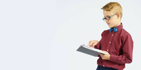 Een Schooljongen Met Een Bril Leest Een Boek Dat Hij — Stockfoto