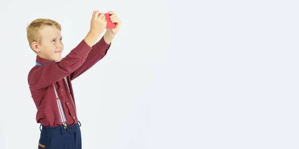 Retrato Colegial Tomando Una Selfie Teléfono Móvil Fondo Aislado Concepto — Foto de Stock