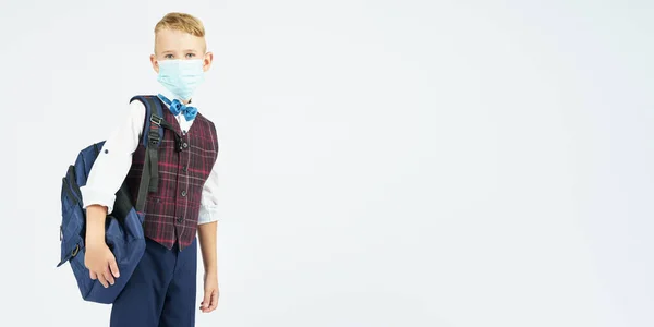 Estudante Com Uma Máscara Médica Rosto Segura Uma Mochila Escolar — Fotografia de Stock