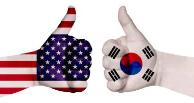 Ulusların ilişkilerini güçlendirme kavramı. İki el farklı ülkelerin bayraklarıyla boyanır ve başparmak kaldırılır. Güney Kore ve ABD