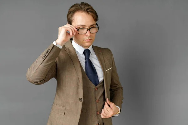 Retrato Hombre Negocios Con Traje Que Ajusta Las Gafas Fondo — Foto de Stock