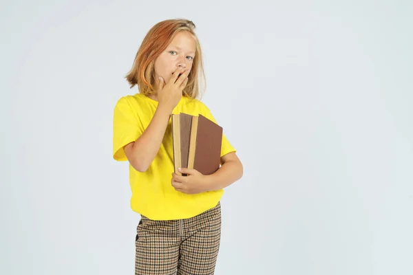 Ein Teenager Mädchen Hält Ein Buch Der Hand Und Bedeckt — Stockfoto