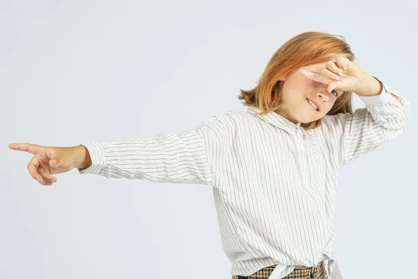 Tiener Meisje Wijst Haar Vingers Naar Zijkant Geïsoleerde Achtergrond Onderwijsconcept — Stockfoto