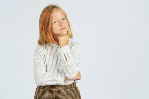 Porträt Eines Teenagers Der Seine Hand Unter Dem Kinn Hält — Stockfoto