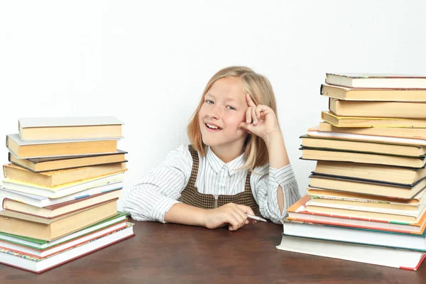 Egy Tinédzser Lány Portréja Egy Asztalnál Könyvek Között Boldogan Néz — Stock Fotó