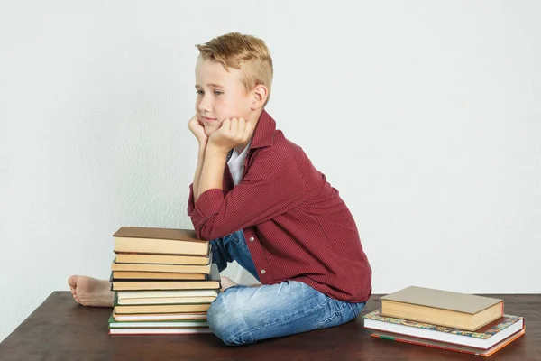 Ein Schuljunge Sitzt Auf Dem Tisch Neben Den Büchern Stützt — Stockfoto