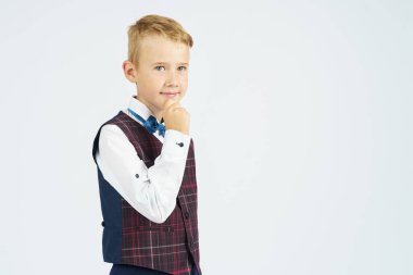 Kameraya bakan bir çocuğun portresi. İzole edilmiş arka plan. Eğitim kavramı.