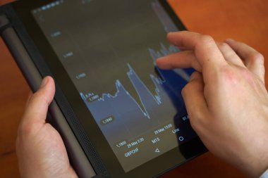 İş, ofis, tablet bilgisayarı ve çizelgesi olan adam. Mali konsept