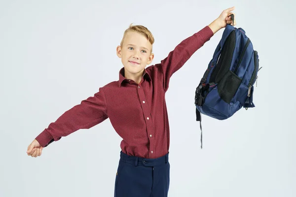 Ένα Σχολιαρόπαιδο Κρατάει Μια Σχολική Τσάντα Και Την Σηκώνει Εκπαιδευτική — Φωτογραφία Αρχείου
