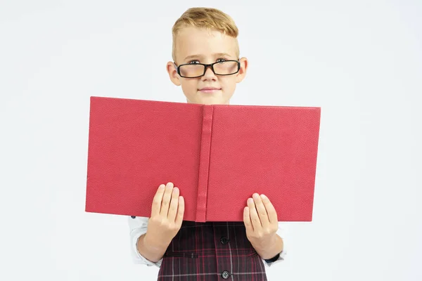 Een Schooljongen Met Een Bril Verbergt Zijn Gezicht Achter Boeken — Stockfoto