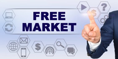 İş konsepti. İşadamı parmağıyla sanal ekrana dokunuyor. Ekran başlığı - Özgür Market