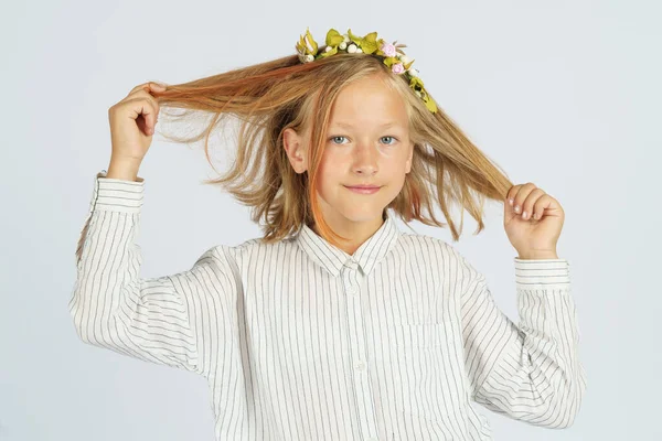 Porträt Eines Halbwüchsigen Mädchens Mit Einem Kranz Auf Dem Kopf — Stockfoto