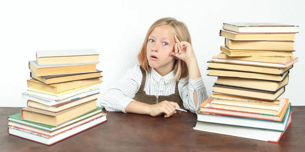 Egy Tinédzser Lány Portréja Egy Asztalnál Könyvek Között Fáradtnak Tűnik — Stock Fotó