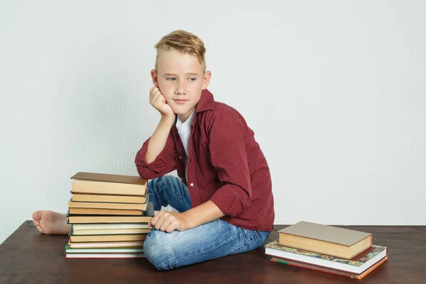 Een Schooljongen Zit Tafel Naast Boeken Rust Zijn Ellebogen Hen — Stockfoto