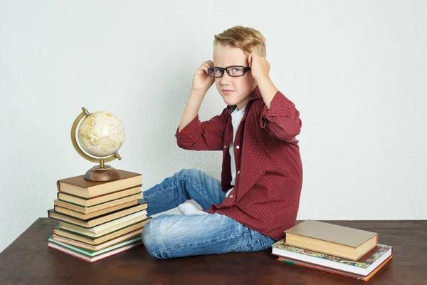 Écolier Assied Sur Une Table Près Livres Globe Redresse Ses — Photo