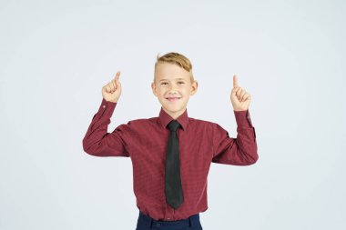Baş parmak gösteren bir okul çocuğunun portresi. Eğitim kavramı.