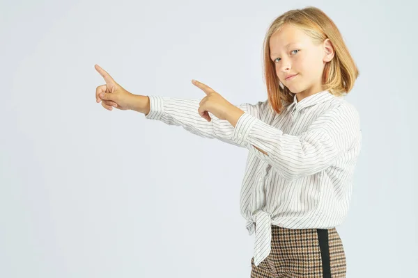 Дівчинка Підліток Вказує Пальці Бік Ізольований Фон Концепція Освіти — стокове фото