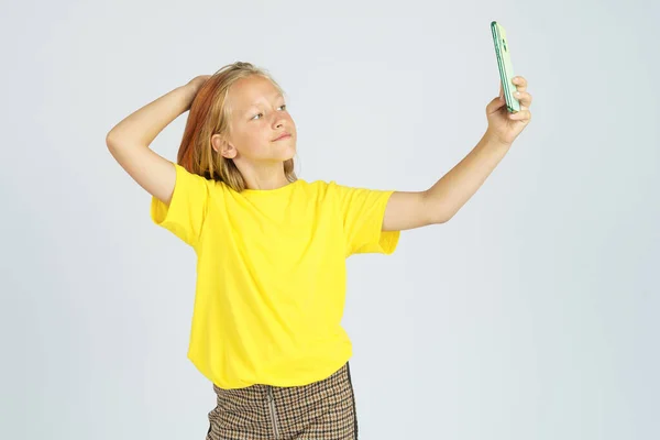 Una Adolescente Con Una Camiseta Amarilla Toma Una Selfie Teléfono — Foto de Stock
