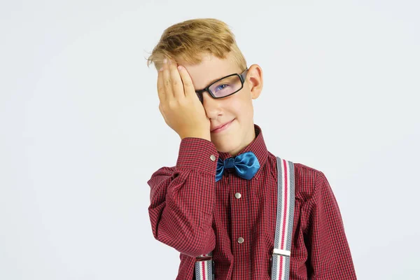 Retrato Escolar Que Cubrió Ojo Con Mano Fondo Aislado Concepto — Foto de Stock