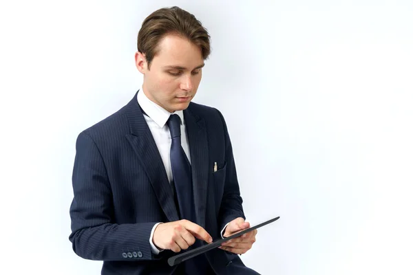 Portrait Homme Affaires Costume Bleu Assis Travaillant Avec Une Tablette — Photo