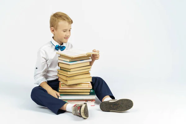 Écolier Est Assis Près Une Pile Livres Lit Fond Isolé — Photo