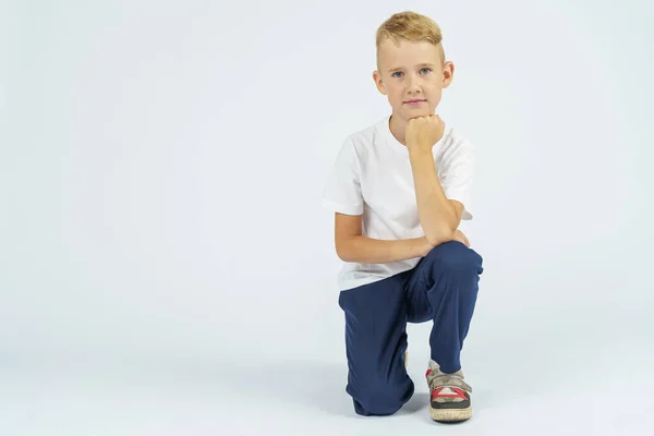 Ritratto Uno Scolaro Che Guarda Telecamera Sfondo Isolato Concetto Educativo — Foto Stock