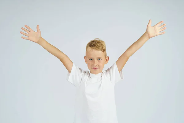 Portret Van Een Schooljongen Met Open Armen Die Lacht Onderwijsconcept — Stockfoto