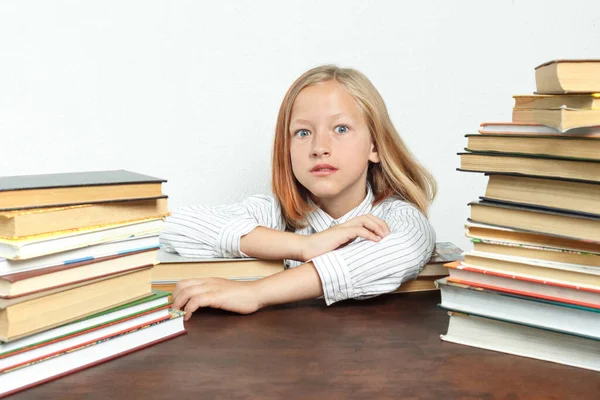Retrato Una Adolescente Que Sienta Una Mesa Entre Los Libros —  Fotos de Stock