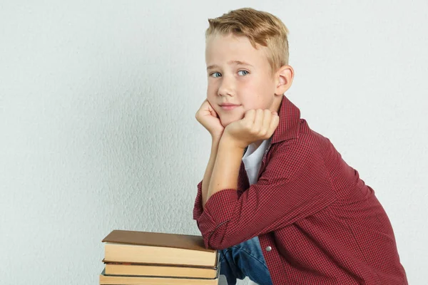 Een Schooljongen Zit Tafel Naast Boeken Leunt Zijn Ellebogen Hen — Stockfoto