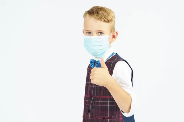 Uczeń Maską Medyczną Twarzy Trzyma Plecak Szkolny Patrzy Kamerę Pokazuje — Zdjęcie stockowe