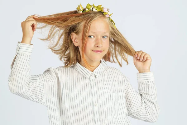 Porträt Eines Halbwüchsigen Mädchens Mit Einem Kranz Auf Dem Kopf — Stockfoto