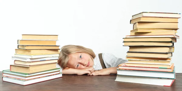 Retrato Una Adolescente Acostada Cansada Mesa Entre Los Libros Concepto —  Fotos de Stock