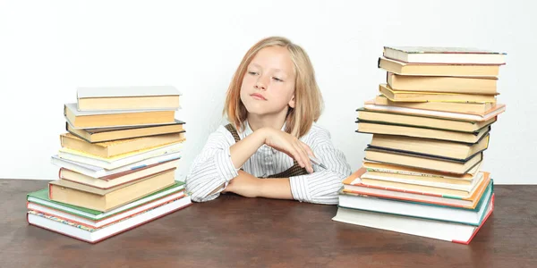 Retrato Una Adolescente Que Sienta Una Mesa Entre Los Libros —  Fotos de Stock