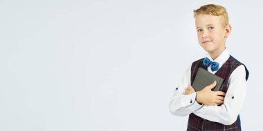 Kameraya bakan bir çocuğun portresi. İzole edilmiş arka plan. Eğitim kavramı.