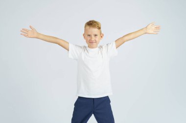 Kolları açık, gülümseyen bir çocuğun portresi. Eğitim kavramı.