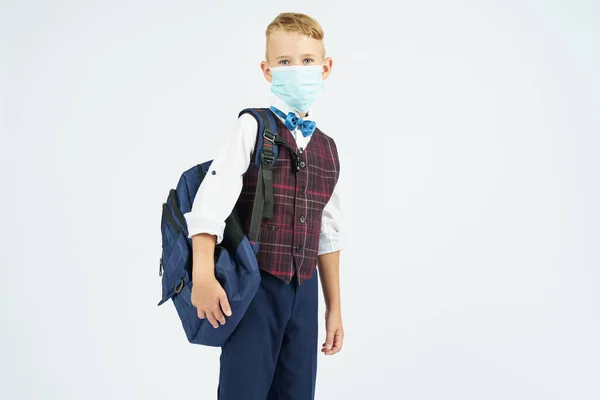 Uczeń Maską Medyczną Twarzy Trzyma Szkolny Plecak Stoi Bokiem Patrzy — Zdjęcie stockowe