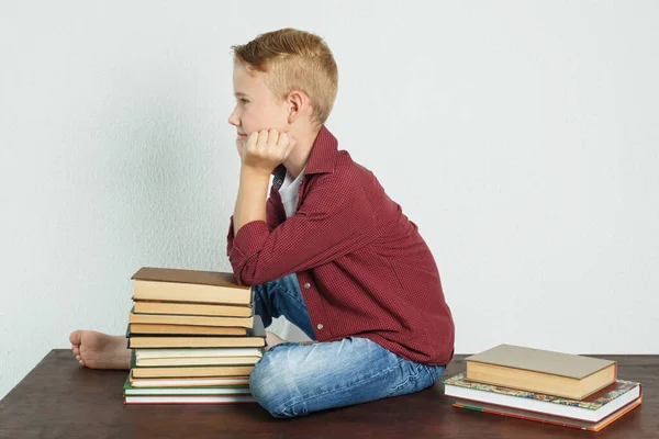 Ein Schuljunge Sitzt Auf Dem Tisch Neben Den Büchern Stützt — Stockfoto