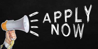 Metnin yanındaki hoparlöre bir işadamı konuşuyor, hemen şimdi. Görünürde yüz yok. Siyah arkaplan